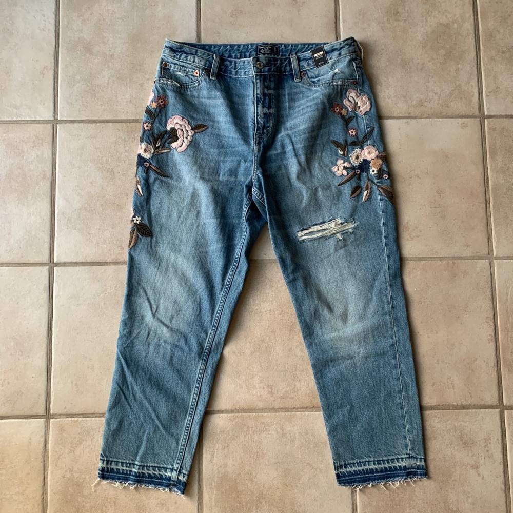 Abercrombie Embroidered Annie Girlfriend Jeans